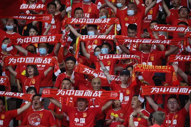 足球前后步断球规则